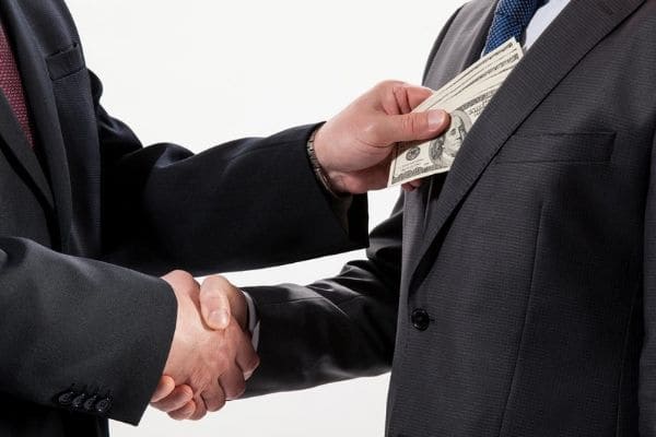 A corrupção é algo inerente à democracia