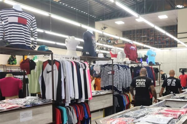 Polícia Civil apreende roupas falsificadas em Contagem