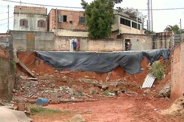 Rua desmorona e impede passagem de pedestres e veículos, em Contagem