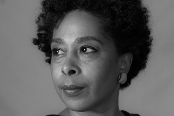 Neide Almeida lança livro em Contagem