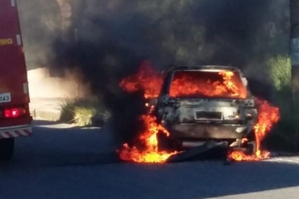 Carro é consumido por incêndio no Fonte Grande