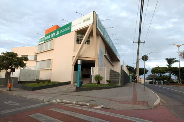 Mãe reclama do atendimento da UPA JK