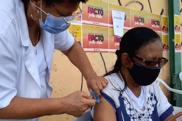 Contagem começa a vacinar a população de 61 anos