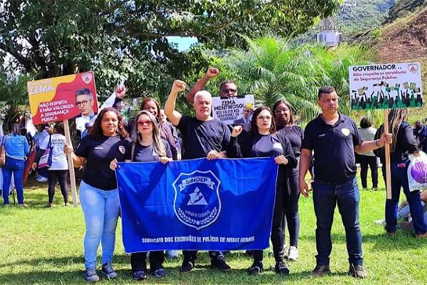 Servidores protestam contra o aumento da contribuição à previdência 