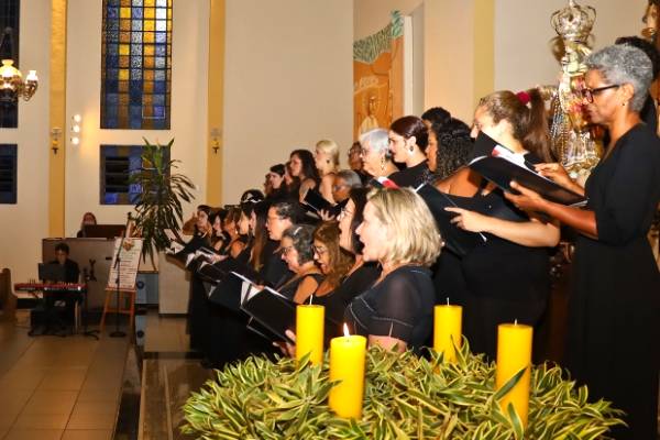Corais se unem em homenagem o Dia das Mães em Contagem