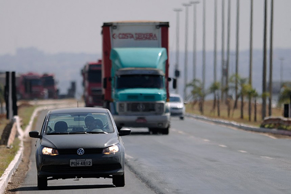 Uso de farol baixo durante o dia nas rodovias será cobrado nesta semana