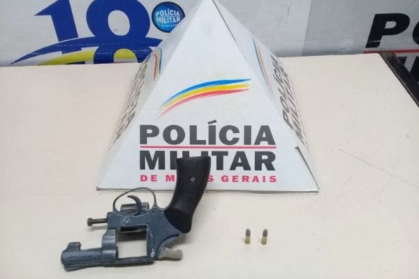 Casal e adolescente são detidos dentro de veículo roubado