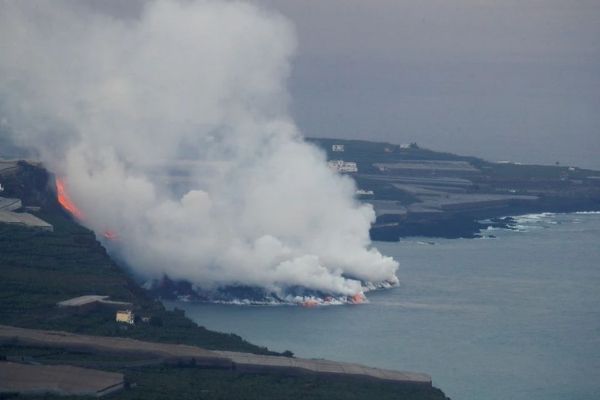 Nove dias após erupção, lava de vulcão Cumbre Vieja chega ao oceano