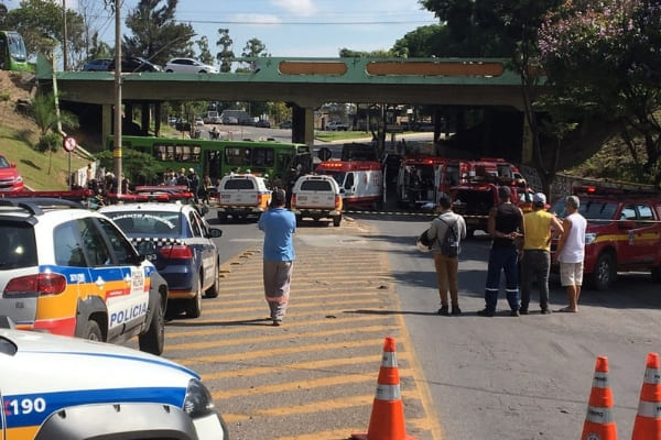 Ônibus cai de viaduto em Contagem