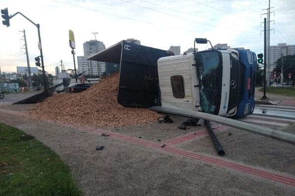 Carreta bitrem tomba no Cidade Industrial
