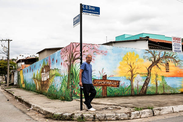 Artista retrata história de Contagem em painéis ao ar livre