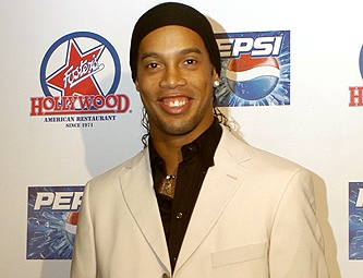 Ronaldinho Gaúcho oficializa contratação com Flamengo