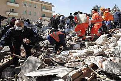 Haitianos fazem um minuto de silêncio após um ano do terremoto
