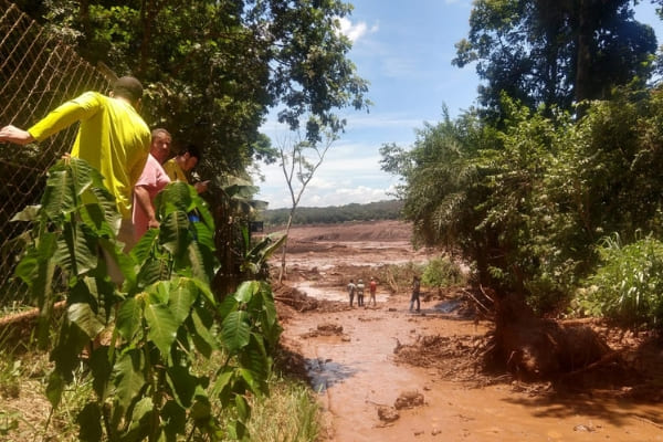 Chega a 99 número de mortos em Brumadinho