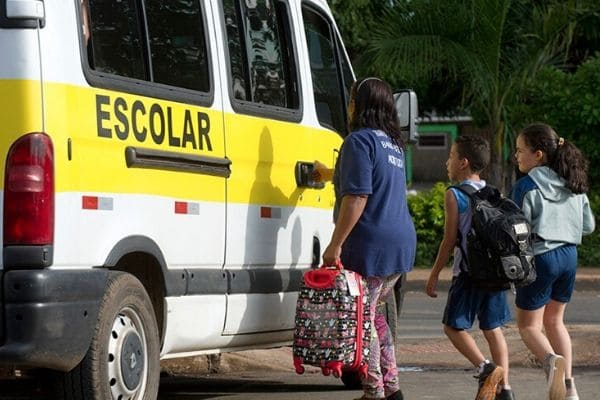 Procon Contagem dá dicas de contratação de transporte escolar