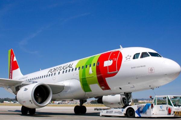 Brasileiros com voo cancelado passam noite no Aeroporto de Lisboa