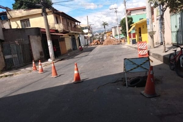 Obra da Copasa interdita via do bairro Água Branca