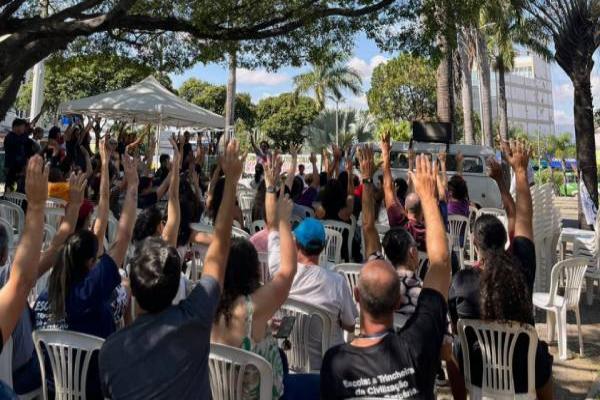 Professores continuam em estado de greve e anunciam paralisação total 