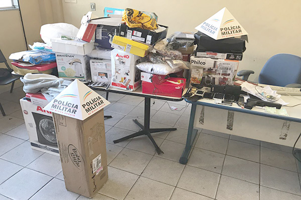 PM prende seis suspeitos com mercadorias roubadas