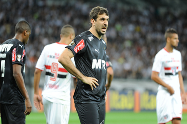 Galo vence, convence e continua líder do Brasileirão