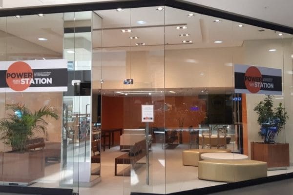 Espaço de coworking gratuito funciona em shopping de Contagem