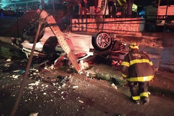Homem morre ao bater carro de luxo na BR-381, em Contagem
