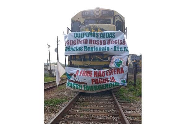 Atingidos pelo crime da Vale protestam e bloqueiam ferrovias em Mário Campos e Brumadinho