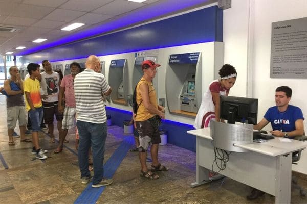 Bancos funcionam nesta segunda-feira e fecham na terça e no dia 1º