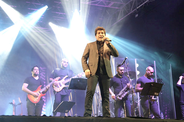 Daniel canta e encanta contagenses