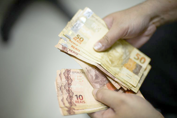 Governo aumenta para R$ 1.006 previsão para salário mínimo em 2019