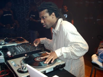 Djs Negrália, Pequeno e Dani agitaram a Balada Black.
