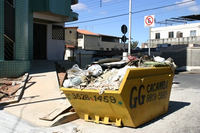 Caçambas: perigo estacionado em locais proibidos