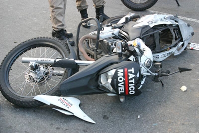 Motoqueiro da PM cai e interdita a principal Avenida da cidade