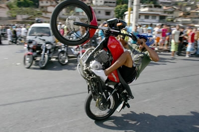 Motocando, perigo sobre duas rodas em Contagem.