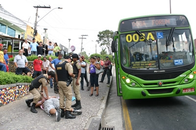 Homem é preso por tentar agredir trocadora de ônibus