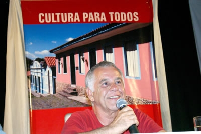 Nelson Motta solta o verbo em Contagem.