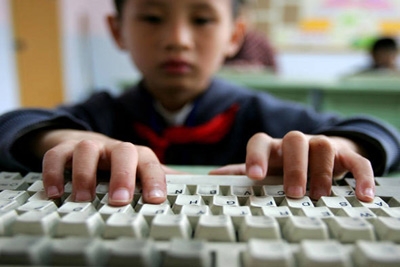 Computador e videogame em excesso antecipam miopia em crianças, afirma especialista