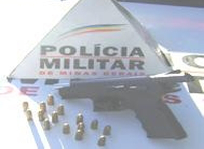 Homem é preso com arma de uso restrito das forças armadas