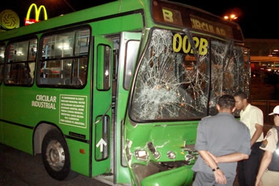 Acidente deixa vinte feridos.