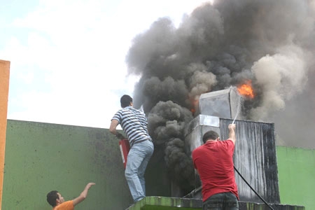 Incêndio em restaurante é combatido pelos próprios comerciantes