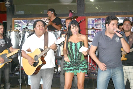 Andréia e André fazem a festa