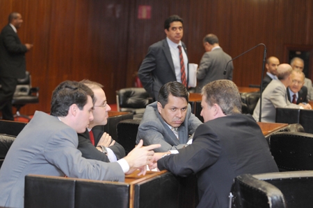 Parlamentares não podem receber mais do que 13 salários