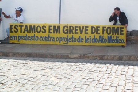 Manifestantes fazem greve de fome contra Ato Médico 