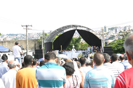 Protestos fazem parte da Missa dos Trabalhadores em Contagem