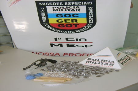 PM apreende bananas de dinamite, drogas e arma no bairro São Caetano