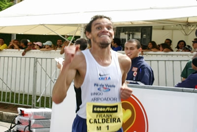 Dez mil corredores participam da Volta Internacional da Pampulha.