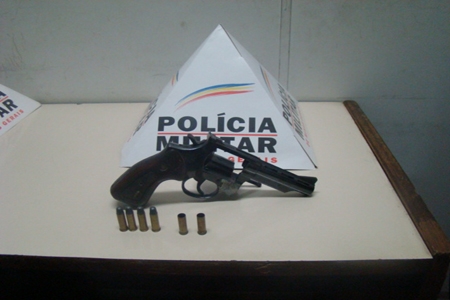 PM apreende arma com suspeitos de homicídio
