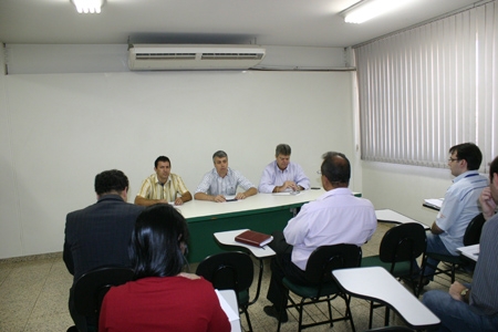 Comerciantes de veículos reclamam de cobrança municipal