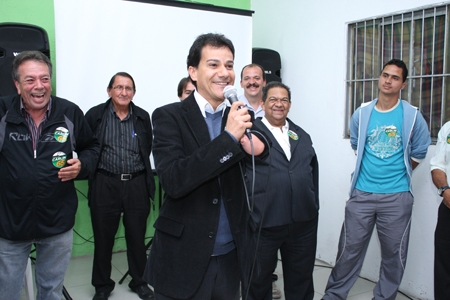 Carlin implanta comitês e aposta no corpo a corpo