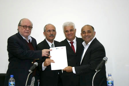 George Hilton participa de debate com empresários